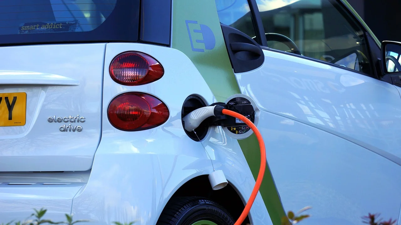 Baterie trakcyjne i ładowanie aut elektrycznych — przewodnik
